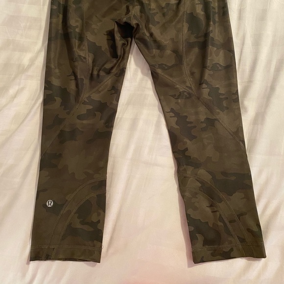 Lululemon Inspire 21” Camo Wunder Under Capris - Picture 7 of 7